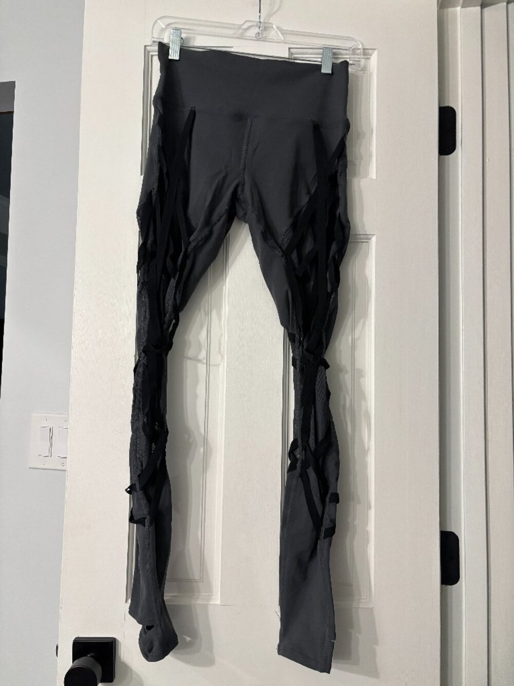 Alo High-Waist Wrapped Stirrup Leggings - Black - Medium